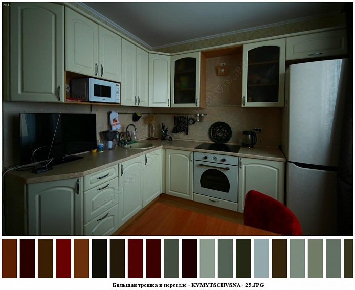 белая кухня и белый холодильник в светлой комнате большой трехкомнатной квартиры после перезда в многоэтажном доме