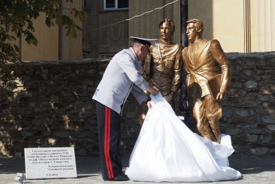 В Волгограде открыли памятник героям фильма "Место встречи изменить нельзя"