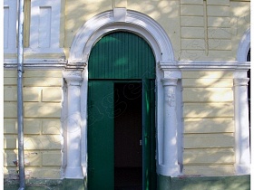 зеленые арочные открытые входные двери в здание железнодорожного вокзала Алексин