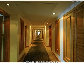 длинный коридор с номерами в высотном отеле