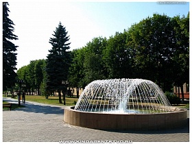 водная прохлада фонтана в летнее время у входа в зеленый сквер г.Балашиха