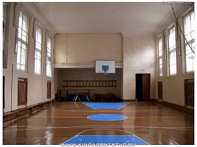 светлый просторный спортивный зал в общеобразовательной школе №1