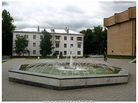 действующий восьмигранный фонтан на площади у Дома культуры Мир в Домодедово
