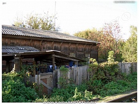 жилой дом с деревянным забором у железнодорожного полотна в Алексино