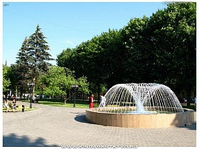 место отдыха для жителей и гостей на площади с фонтаном в Балашихе