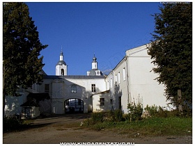 арочный переход со двора Алексинского художественно-краеведческого музея к Никольской церкви