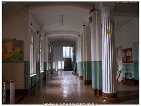 лестница в конце коридора светлой и чистой школы №1