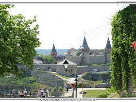 старый замок, окруженный крепостными стенами в Каменец-Подольском