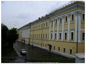 трехэтажное классическое здание музейного комплекса Палаты во Владимире