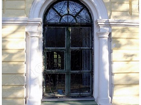 арочное окно желтого здания железнодорожного вокзала Алексин