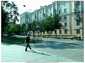 пешеходный переход на городской дороге вдоль жилого многоэтажного дома и сквера с фонтаном в г.Балашиха 3