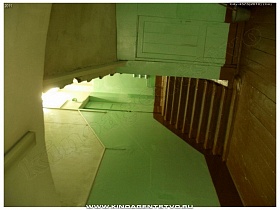 ведро и швабра у двери подсобного помещения под лестницей в школе №1