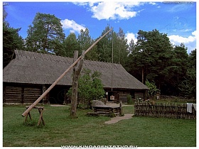 длинная деревянная хозяйственная постройка под открытвм небом музея Рокка-аль-маре в Эстонии