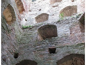 высокие стены старинной крепости с окнами