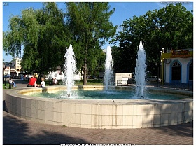круглый фонтан на площади в Балашихе