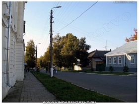 жилые дома через дорогу от Алексинского хужожественно-краеведческого музея