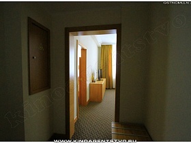 открытая дверь в гостиничный номер