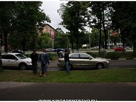припаркованные машины на проезжей части напротив института вдоль Ленинского проспекта