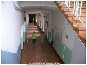 длинный светлый коридор с учебными классами общеобразовательной  школы №1