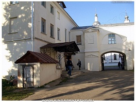 центральный вход в Алексинский художественно-краеведческий музей и арочный переход во дворе