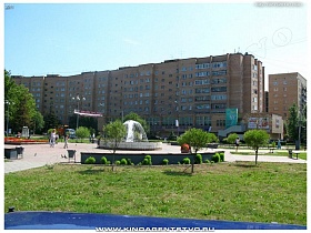 зеленая зона в городском парке отдыха с фонтаном в Ивантеевке