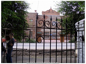 металлические черные ворота с белыми колонами общеобразовательной школы №1