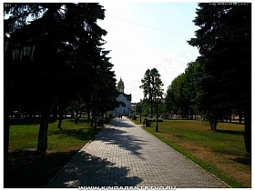 дорожка в зеленом сквере с площади с фонтаном к храму Александра Невского