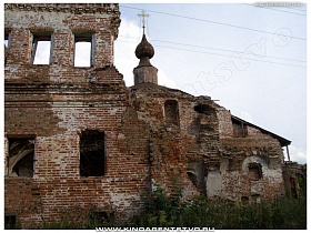 старые обрушенные кирпичные стены церкви рядом с Никольским монастырем в Переславле