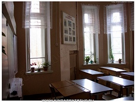 высокие окна с белой гардиной в бежевом классе школы №1 в Переславле