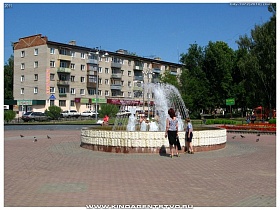 отдыхающие у фонтана в небольшом парке отдыха Ивантеевки