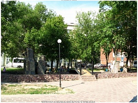 фонтан с каменной скульптурой и фигурной лестницей в зеленой зоне отдыха в Щелково 2