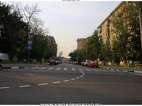размеченная двухполосная автомобильная дорога с пешеходным знаком на зебре 1-й Кожухского переулка