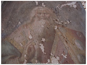 облик святого на стенах внутри разрушенной церкви рядом с Никольским монастырем в Переславле