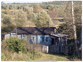 синий дом среди зелени у железнодорожной станции Алексин