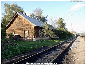 коричневый кирпичный дом без забора у железнодорожный путей станции Алексин