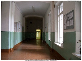 информационные стенды на белых стенах просторного коридора школы №1