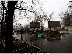 ухоженные полисадники за низким заборчиком и зеленые скамейки во дворе сталинского здания