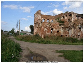 разрушенные стены старинной церкви рядом с Никольским монастырем в Переславле