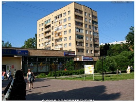 многоэтажное жилое здание и магазин напротив площади с фонтаном в Балашихе