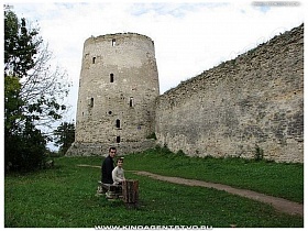 крепость с высоким каменным забором