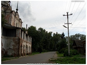 разрушенные стены старого храма у асфальтированной дороги в Переславле