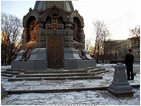 на низком постаменте памятник героям Плевны на одной из площадей в центре Москвы