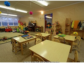 бежевые деревянные столы и стулья для занятий малышей в детском саду