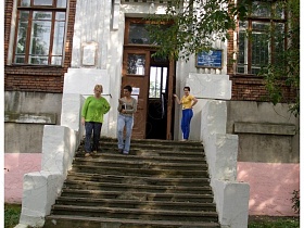 лестница с белым бетонным ограждением на входе в здание общеобразовательной школы №1 в Переславле