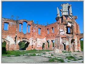 руины заброшенного дворца в Денешах