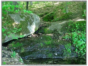 большие каменные глыбы на берегу реки