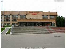фасад здания - Дворца культуры Мир с широкой лестницей в Домодедово