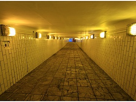 обычная плитка пола и стен советских времен в хорошо освещенном подземном переходе