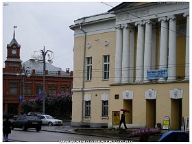 Дом культуры с белыми колоннами на площади у старой городской Думы во Владимире