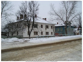 рядом дома старой деревянной постройки и дома советских времен на улицах города Ржев